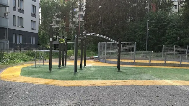 PyhÀllönpuiston street workout -telineet / ulkokuntoilupaikka